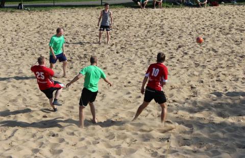 Rantalentopallon pelaajia hiekkarannalla.
