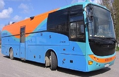 Bussi, jossa värityksenä sinistä, turkoosia ja oranssia, edessä teksti kirjasto