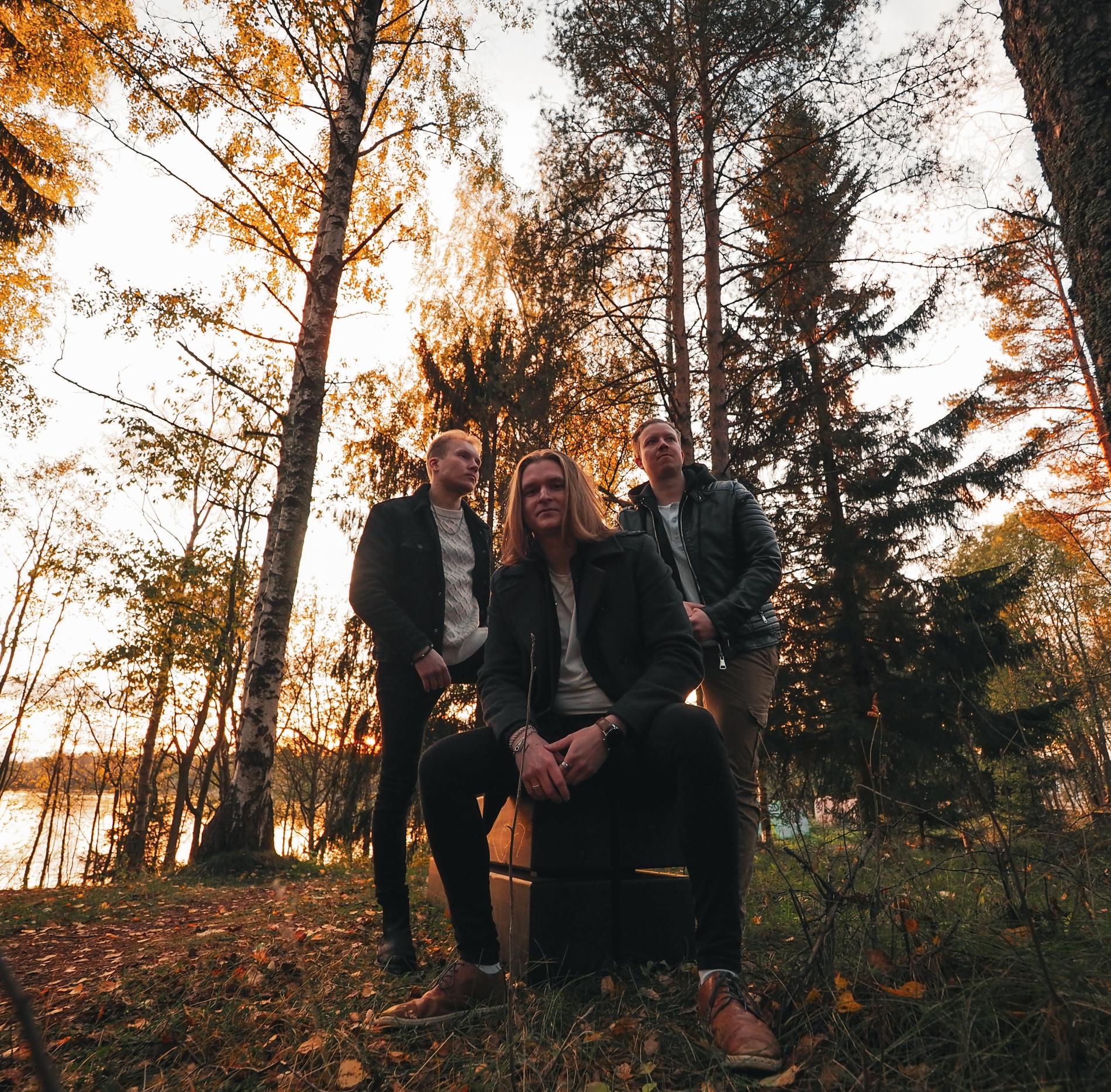 Wild Sleep bändin kolme jäsentä kuvattuna syksyisessä metsässä.