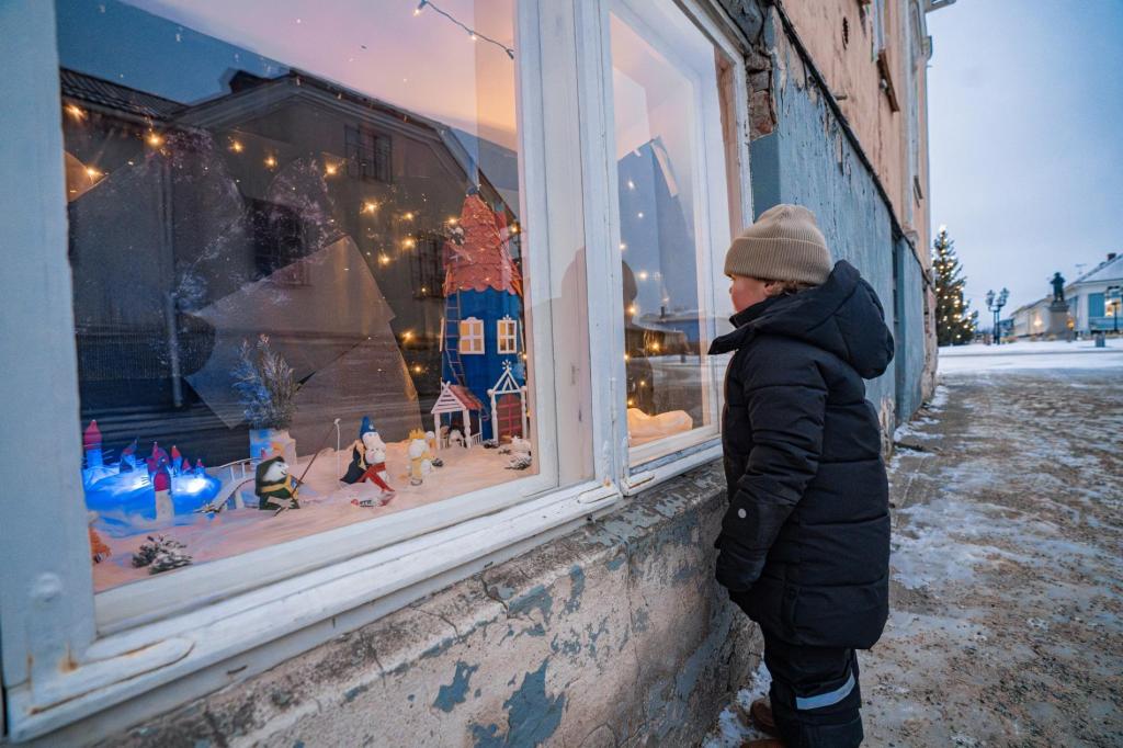 Lapsi tutkimassa joulukalenteri-ikkunaa.
