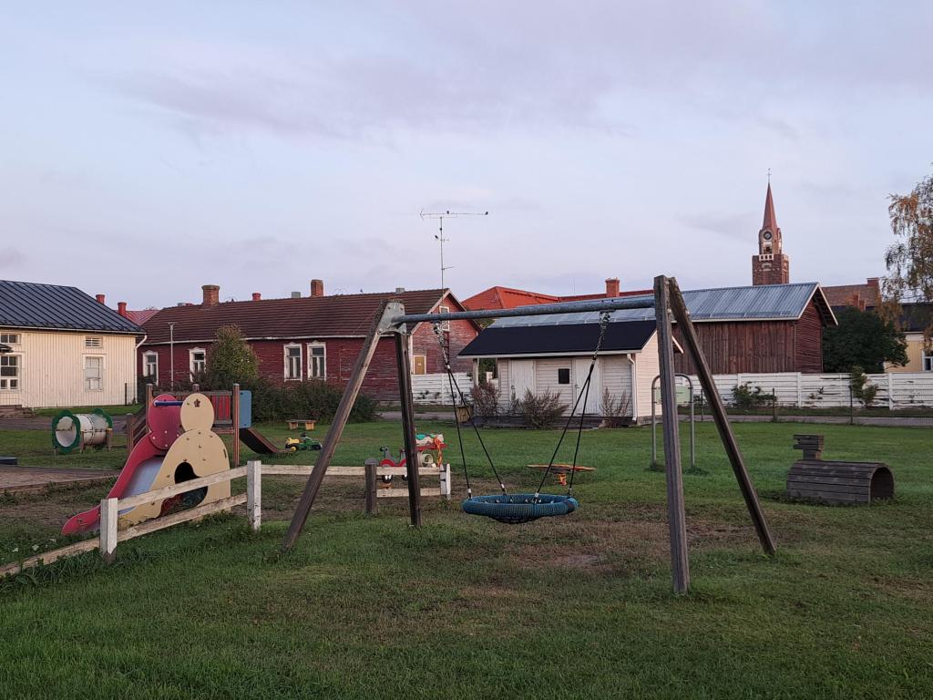 Entisen päiväkodin pihamaa.