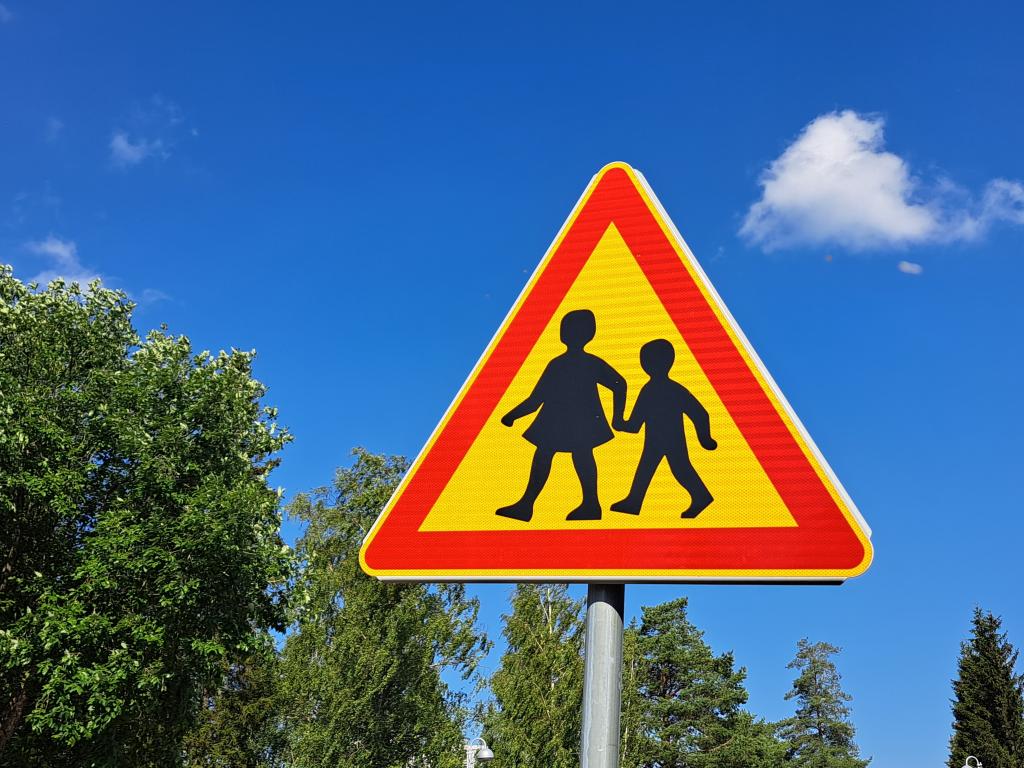Autoilijat olkaa valppaina varsinkin koulumatkojen varrella. Liikennemerkki varo lapsia.