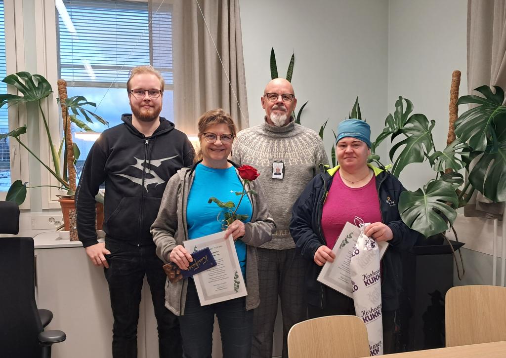 Kuvassa työpäällikkö Eemeli Ojaniemi, puutarhuri Tita Haapajoki, henkilöstöpäällikkö Seppo Sarlin sekä kunnossapitotyöntekijä Maija Vedenoja.