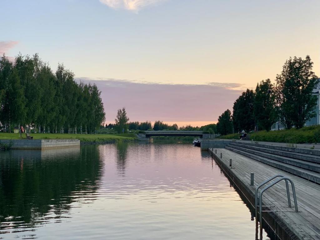 Kuva: Annekristiina Tuovinen Auringonlasku Kanavanrannassa.