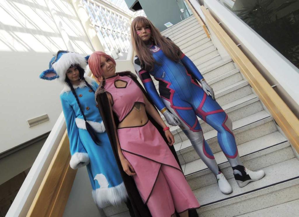 Kazecon 2019. Kuva: Raahen kaupungin nuorisotoimi. Kolme nuorta cosplay-asuissa Tapahtumatalo Raahen portaikossa.