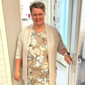Kuvassa asumisneuvoja Jaana Viitanen. Asumisneuvoja Jaana Viitanen työhuoneensa ovella.