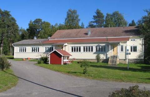 Haapajoen kirjasto Valkoinen harjakattoinen maalaistalo kahdella sisäänkäynnillä