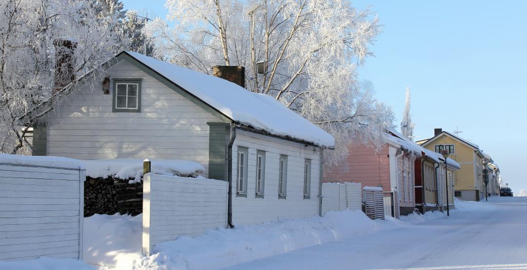 Vanhoja puutaloja lumisessa miljöössä Raahen vanhassa kaupunginosassa.