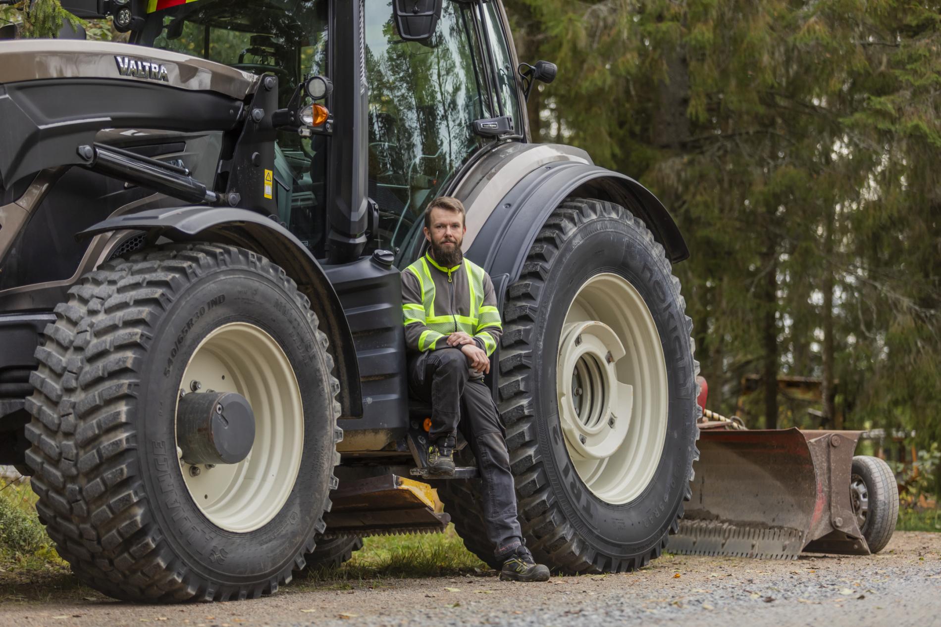 Jarkko ja traktori. Kuva: Jaakko Mylly