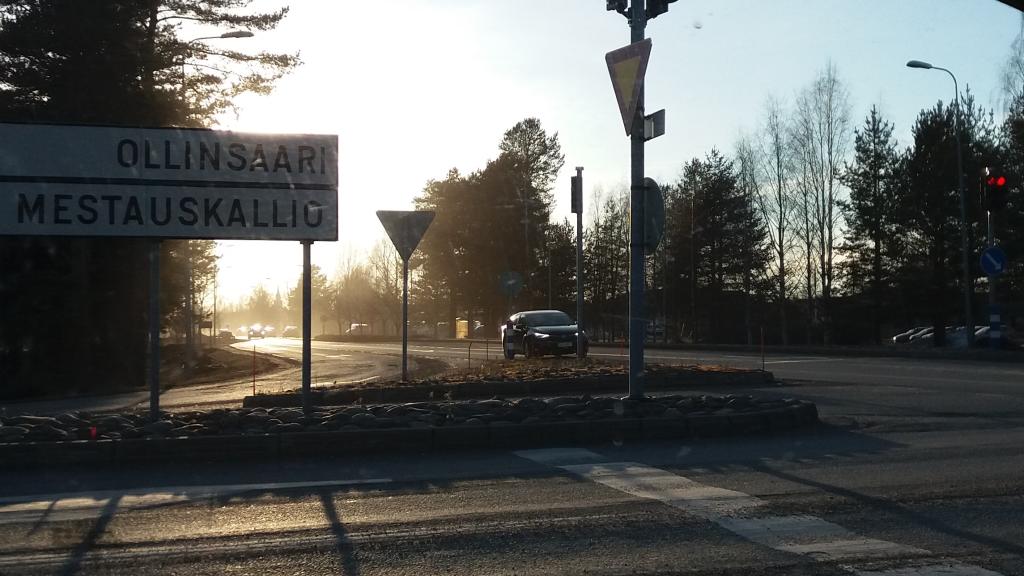 Kuva: Anu Kiviniitty Risteysalueella pölisevä autotie.