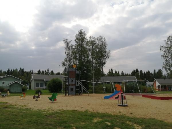 Kaupunginmetsänpuisto II. Kuva: Jussi Kauppinen. Kaupunginmetsä II:n leikkipuiston hietikkoa ja leikkivälineitä