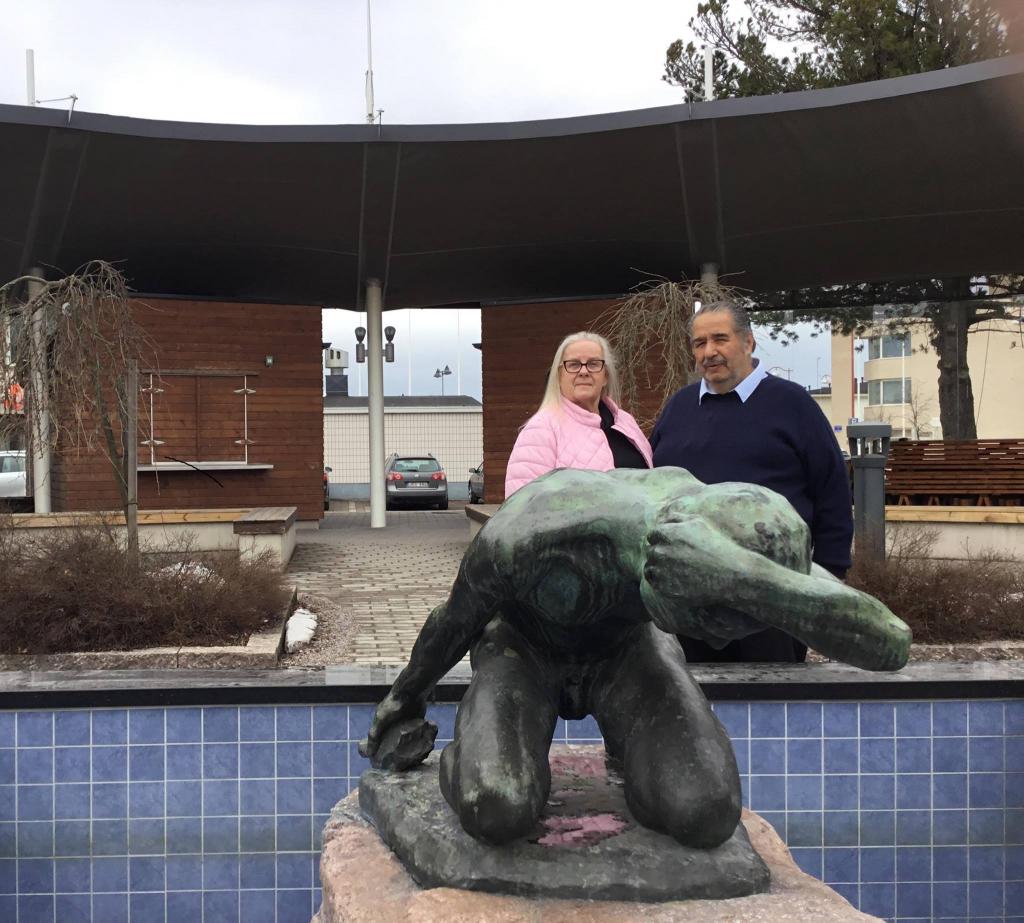 Kuvaaja Sanna Manninen. Kuvassa yrittäjät Kirsti ja Armas Åkerlund Härkätorinpuistossa.