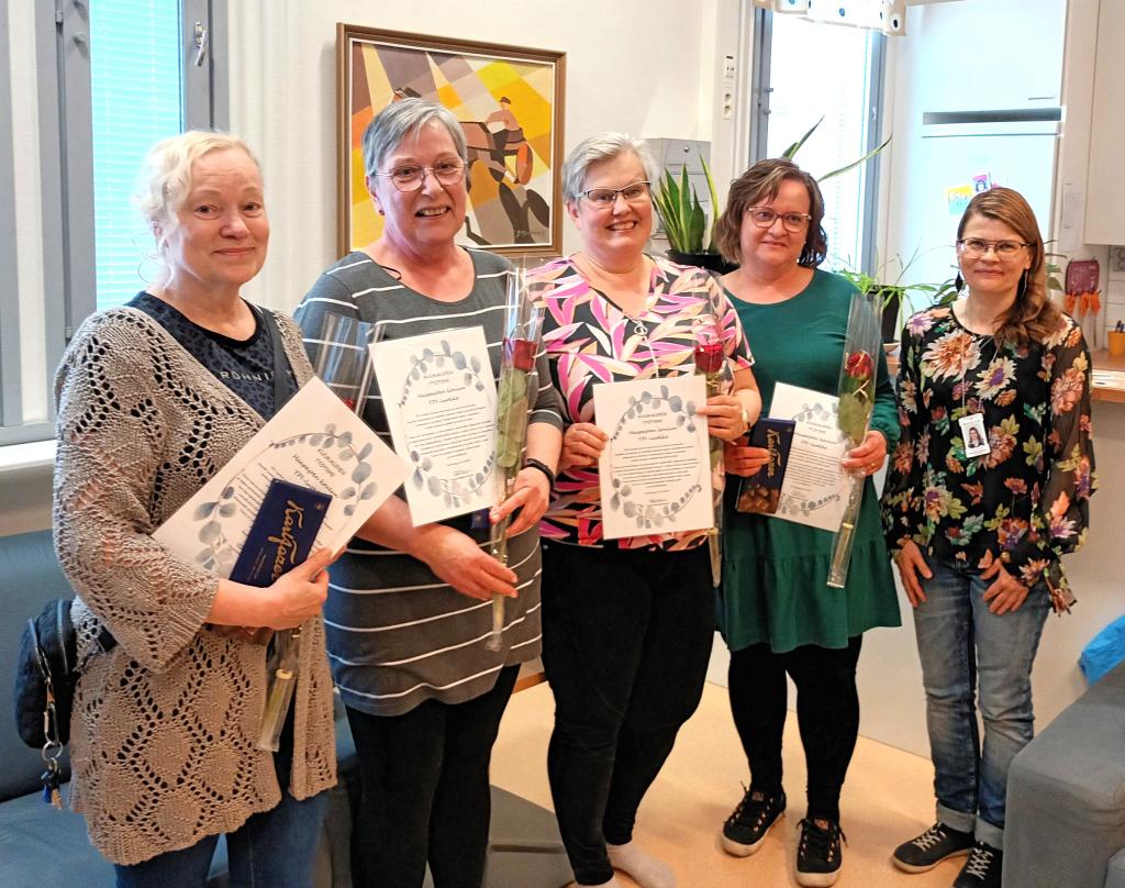 Valokuva palkitusta työtiimistä. Kuvassa Raahen kaupungin Kuukauden työtiiminä palkittu Haapajoen koulun YPI-luokan henkilökunta.