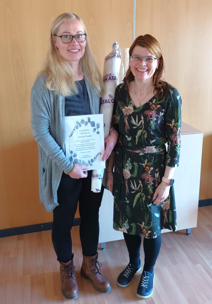 Sanna Perälä ja Piia Suomela. Kuva Anne Nikula Kuvassa päivähoidon ohjaaja Sanna Perälä kukitettuna kunniakirjan kanssa tunnustuksen luovuttaneen henkilöstösuunnittelija Piia Suomelan kanssa.