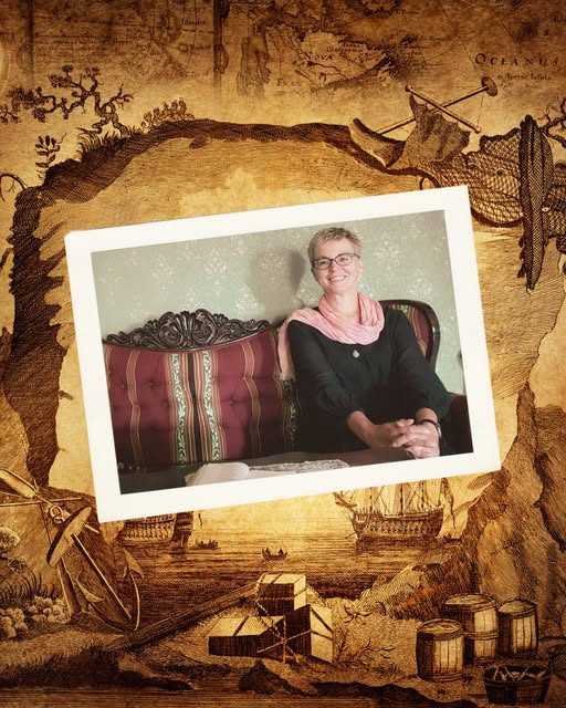 Kuvassa hymyilevä ihminen, joka istuu sohvalla.