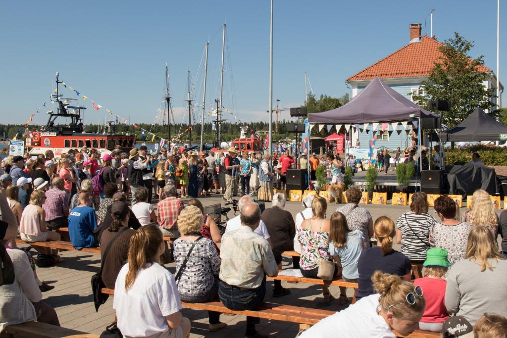 Kuva: Raahen kaupunki. Yleisöä aurinkoisella Rantatorilla.