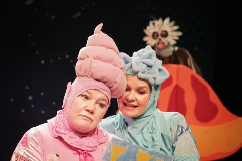 Kohtaus Närpiäiset -musiikkinäytelmästä. Kuva: Toivo Heinimäki. Musiikkinäytelmän kohtaus, missä kaksi hahmoa keskustelee.