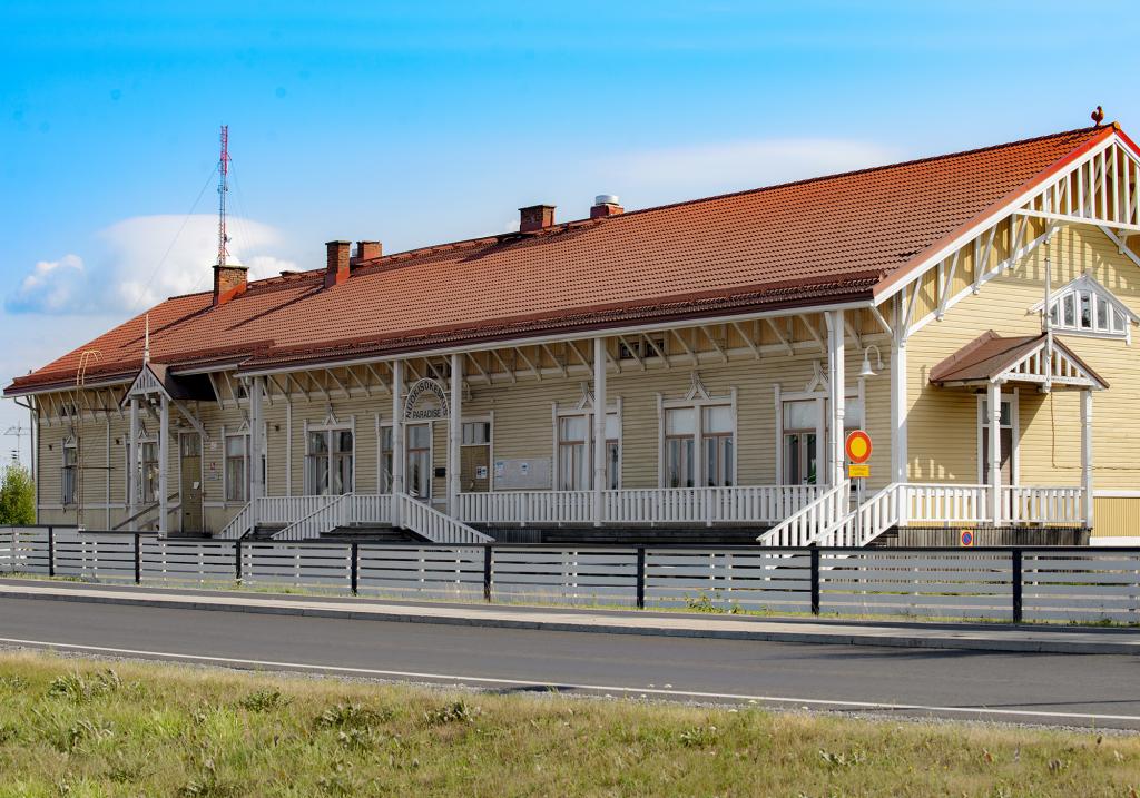 Nuorisokeskus Paradise. Kuva: Kasper Järvelin Punatiilikattoisen ja keltaisen lautaverhoillun Nuorisokeskus Paradisen julkisivukuva.