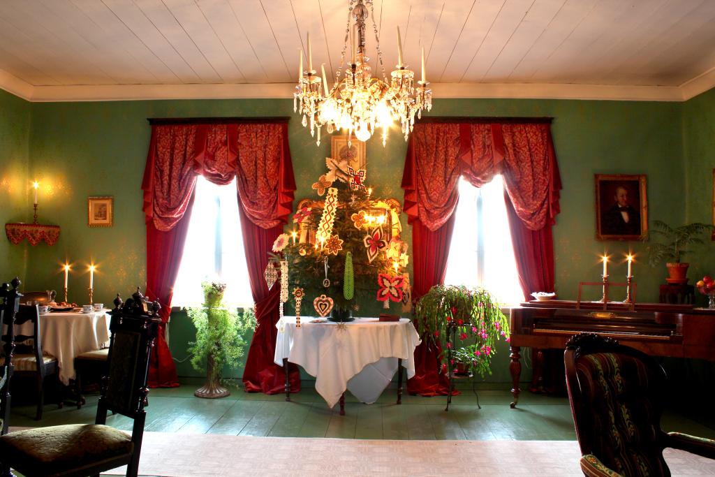 Kuva: Raahen museo. Porvariskodin sali jouluisessa asussaan.