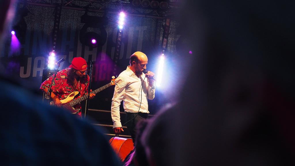 Samuli Putro esiintymässä Raahen Rantajatsien lavalla.