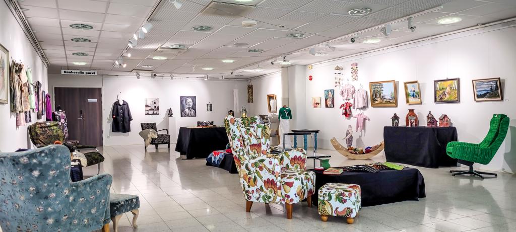 Kuvassa Raahe-opiston kurssitöitä kevätnäyttelyssä Galleria Myötätuulessa. Kuva Jaana Hämäläinen. Kuvassa Raahe-opiston kurssitöitä kevätnäyttelyssä Galleria Myötätuulessa