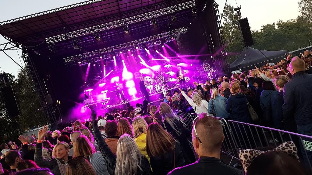 Raahe Festival 2018. Kuva: Raahen seutukunnan kuvapankki / Henri Ylikulju Ihmisiä katsomassa musiikkiesitystä ulkoilmakonsertissa.