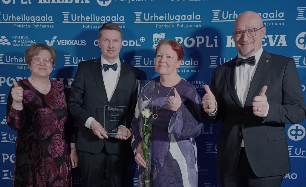 Kuvassa palkinnon vastaanottajat pokaalin kanssa.