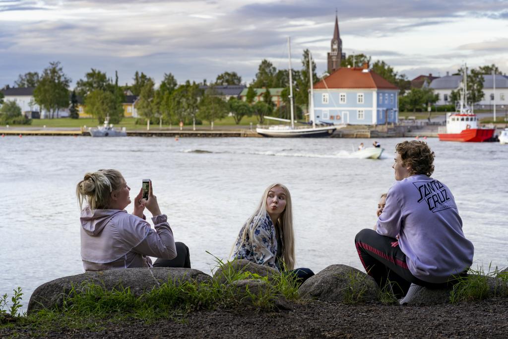 Kuva: Tiina Lämsä Nuoria rannassa, kaupunki ja meri taustalla.