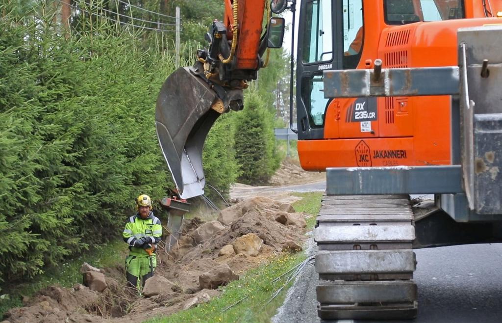 Kuitukaapelia kaivetaan kaivinkoneella.