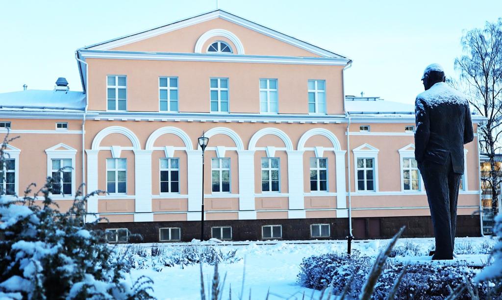 Kuva talvisesta Raatihuoneesta merenpuolelta kuvattuna.