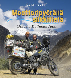 Moottoripyörällä silkkitietä Mies, nainen ja moottoripyörä kuvattuna silkkitiellä vuoristossa. Korkea vuori heidän takanaan.