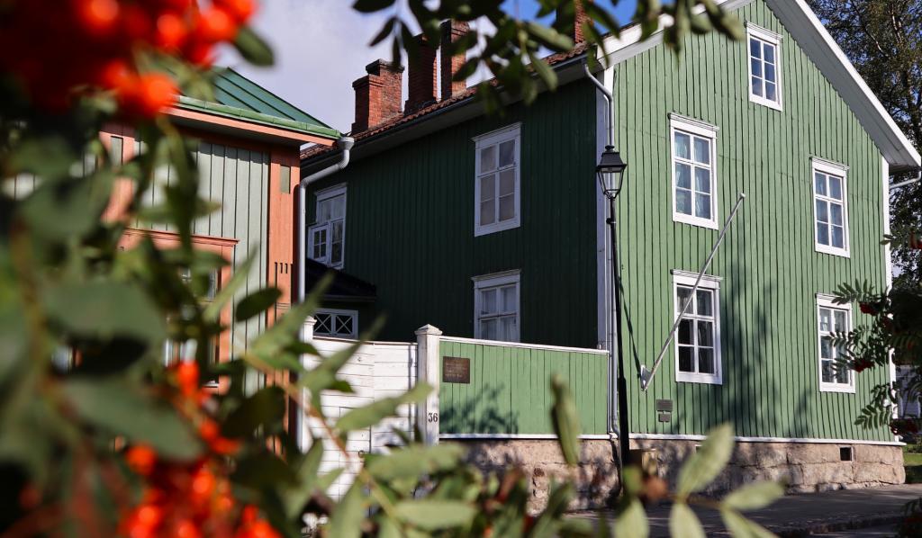 Kuva: Tanja Marjala Vanhoja rakennuksia ja pihlajanmarjoja.