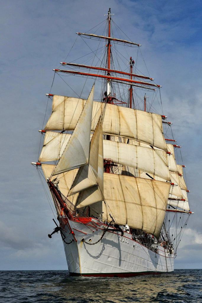 Maailman suurin perinteinen purjelaiva Sedov vierailee Raahessa osana kaupungin 370-merkkivuoden juhlintaa. Sedov purjehtii uljaana merellä.