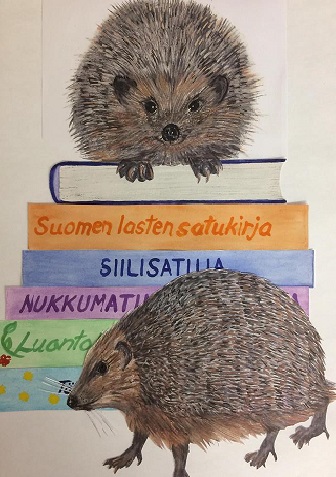 Siilitkin lukevat. Kuva: Raahen kirjasto. Kaksi siiliä, toinen kirjapinon päällä, toinen kulkemassa pinon ohi.