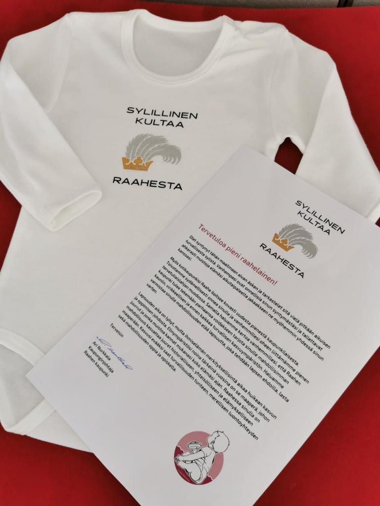 Sylillinen kultaa Raahesta. Kuva: Raahen kaupunki. Vauvabody ja kirje.