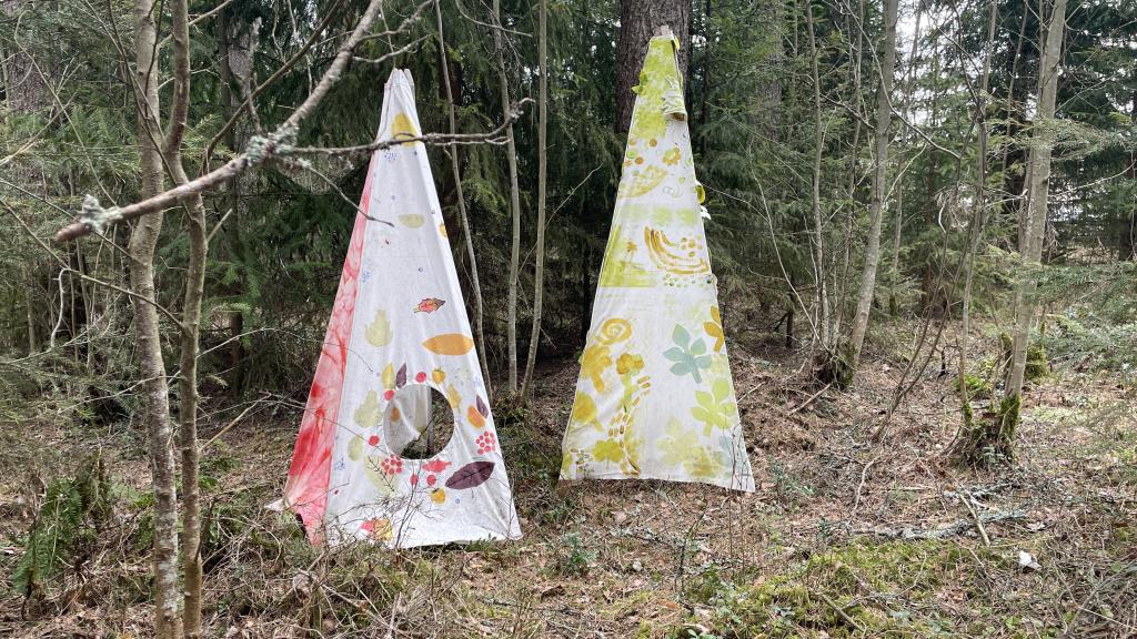 Lasten ja nuorten rakentamia taidetelttoja metsässä