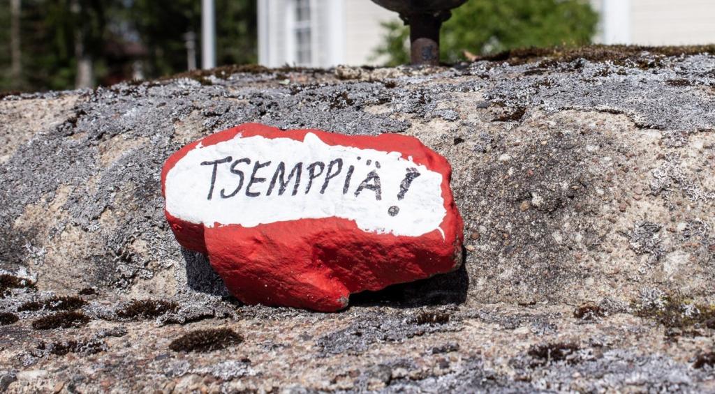 Kivi, jossa lukee tsemppiä.
