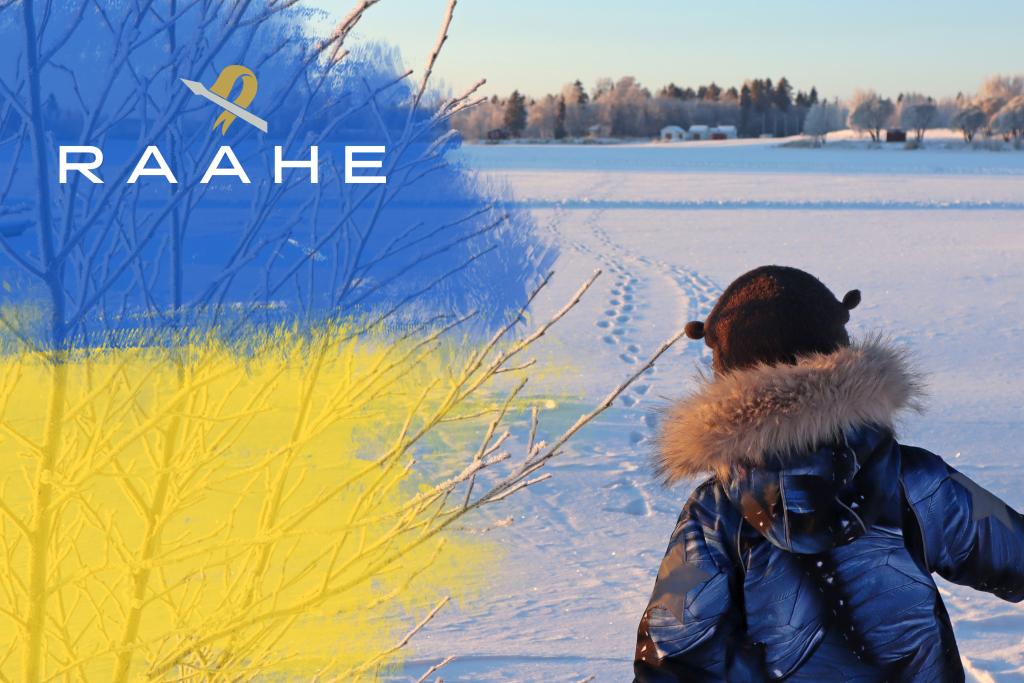 Kuva: Tanja Marjala. Lapsi takaapäin kuvattuna. Taustalla luminen maisema. Ukrainan lipun värit kuvan vasemmassa laidassa graafisena elementtinä sekä Raahen kaupungin logo.
