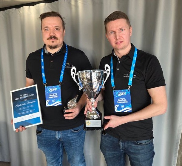 Vesipekan palkinnon vastaanottivat liikuntapalvelupäällikkö Toni Ojala ja liikuntapalvelukoordinaattori Janne Mykkänen Raahen kaupungilta.