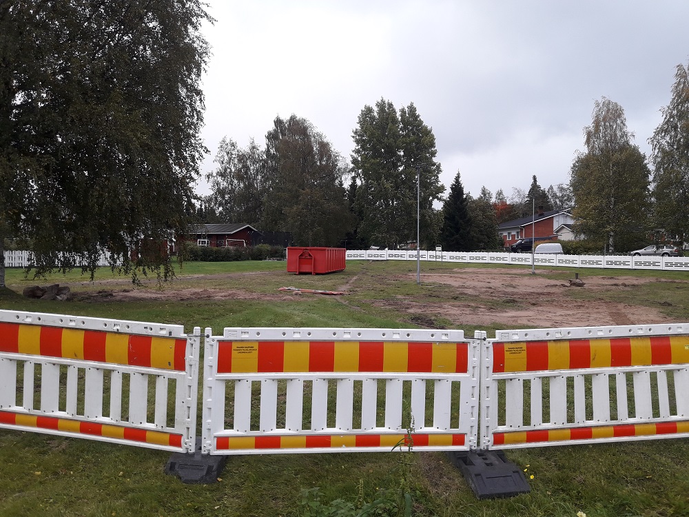 Vilpunlaakson puisto on aidattu työmaaksi ja valmistuu muutamissa viikoissa. Kuva: Tita Haapajoki. Aidattu leikkikenttä.