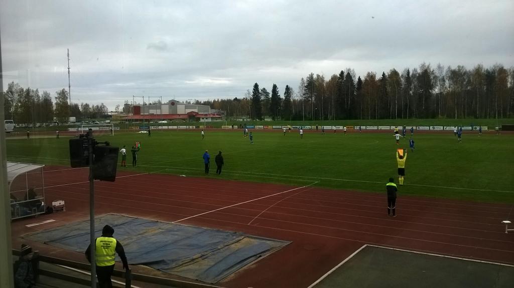 Suomi-Bulgaria U17 3.10.2016. Kuva: Raahen kaupungin liikuntapalvelut. Urheilukilpailun toimitsijoita töissä.
