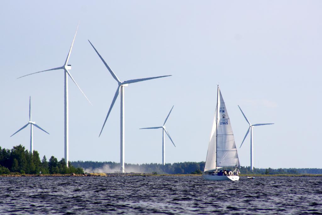 Vindkraftverk och en segelbåt.