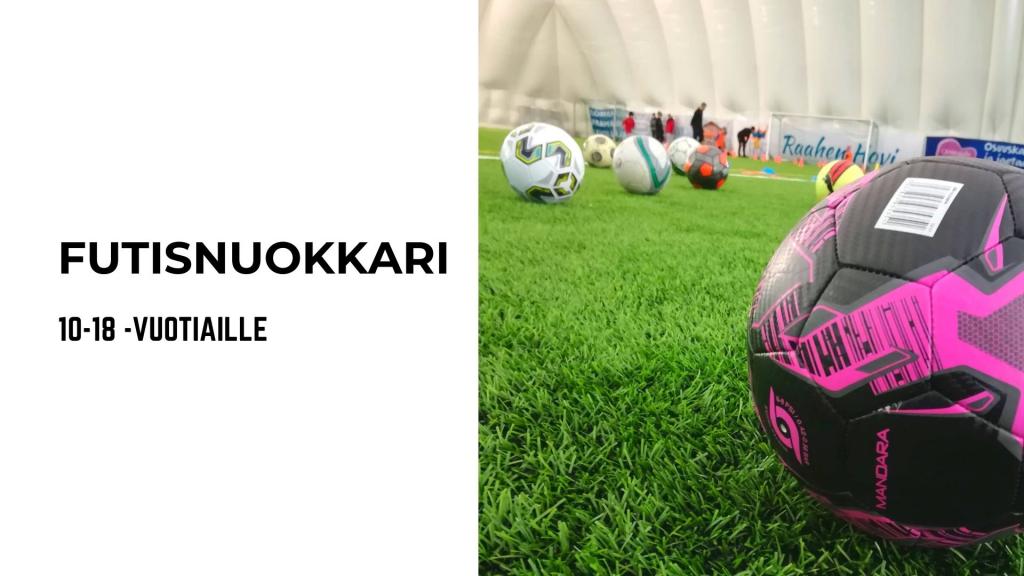 Maksutonta futista nuorille. Kuva: Raahen nuorisopalvelut. Oikeassa reunassa kuva, jossa on jalkapalloja nurmikentällä. Taustalla näkyy kuusi (6) ihmistä sekä jalkapallomaali. Vasemmassa reunassa teksti: FUTISNUOKKARI 10-18 -VUOTIAILLE.