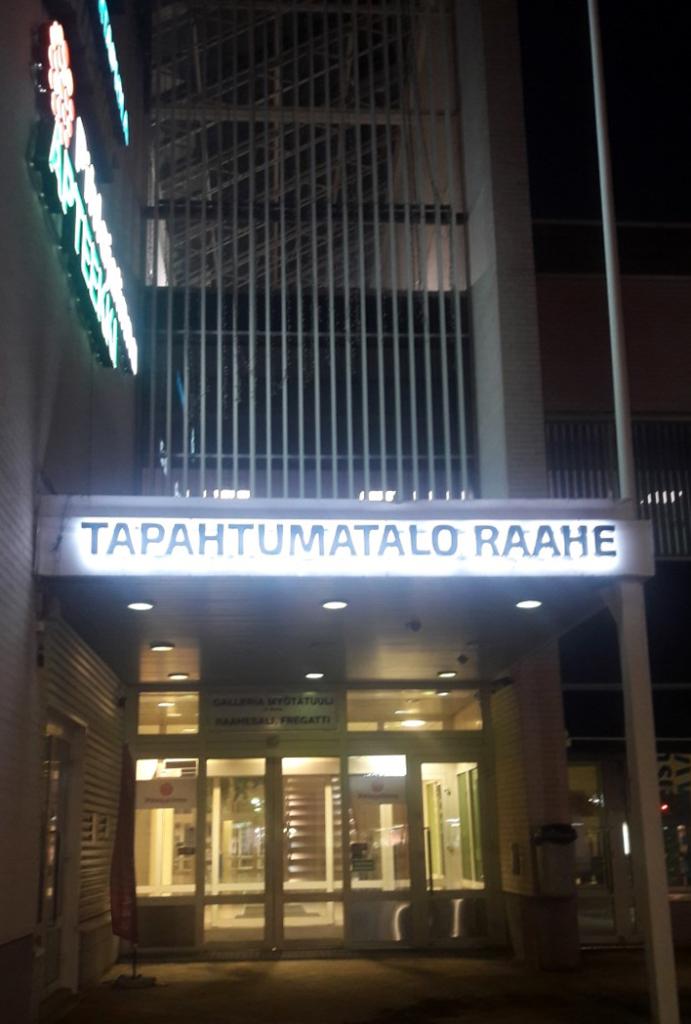 Tapahtumatalo Raahen etuovi yöllä kyltti valaistuna Tapahtumatalo Raahen etuovi