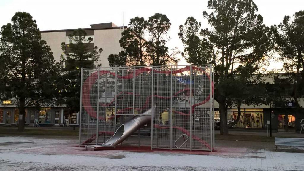 Walholla leikkiväline. Kuva: Jussi Kauppinen Suuri leikkiväline keskellä toria.