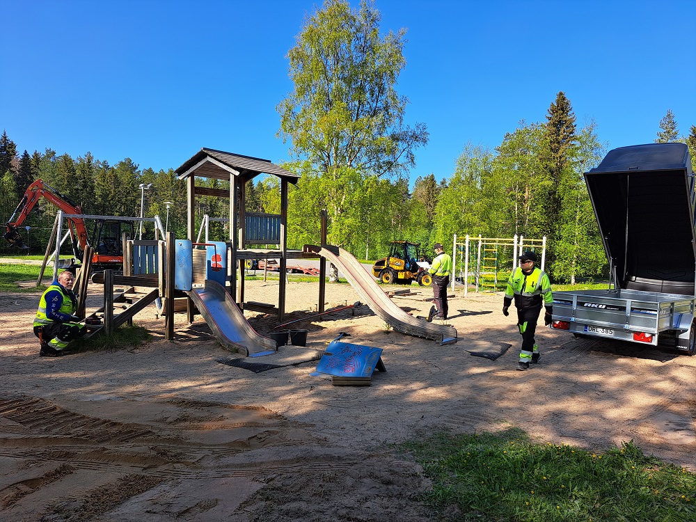 Entiset huonokuntoiset leikkivälineet puretaan ja uusia rakennetaan tilalle. Kuva Tita Haapajoki. Vanhoja leikkivälineitä puretaan Honganpalonpuistossa.