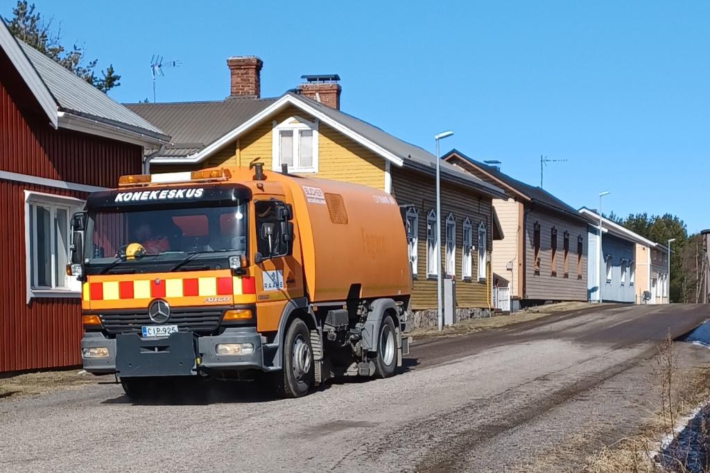 Kuva: Aino Alatalo Kadun puhdistusta lakaisuautolla.