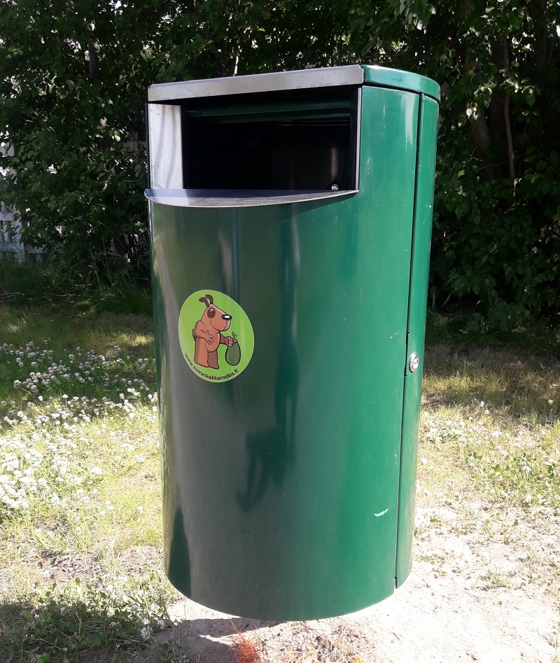 Tähänkin roska-astiaan saa laittaa koirankakkapussin ja muuta roskaa. Kuva roska-astiasta.