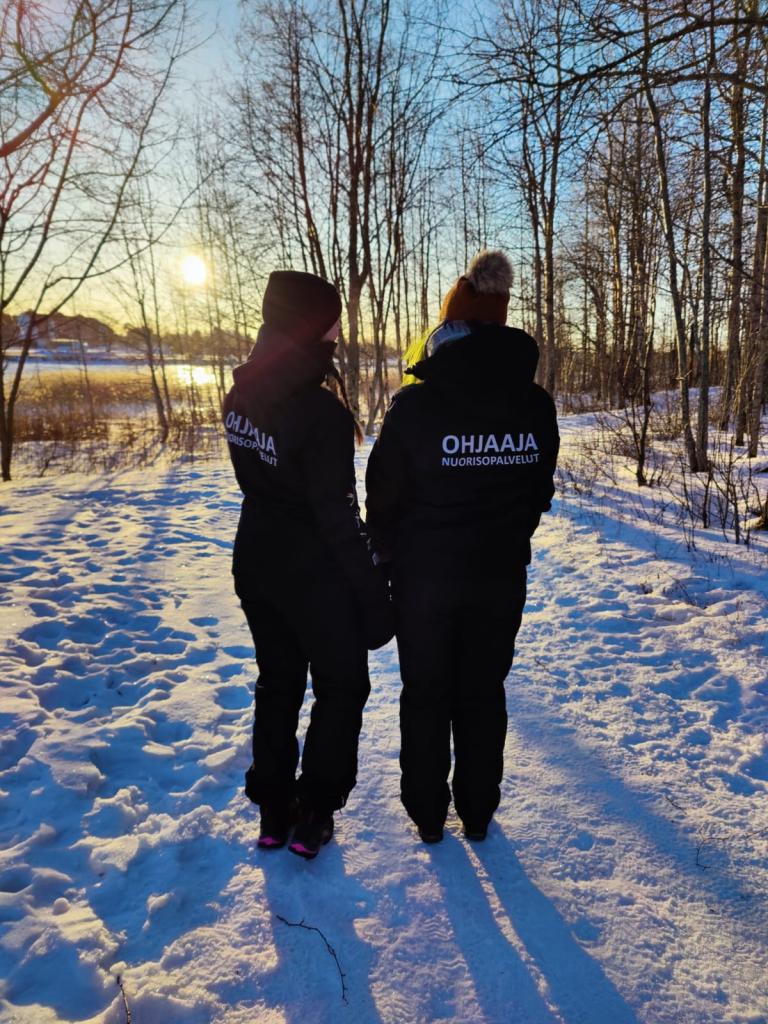 Kuva: Nuorisopalvelut. Kaksi ohjaajaa katsoo horisonttia kohden.