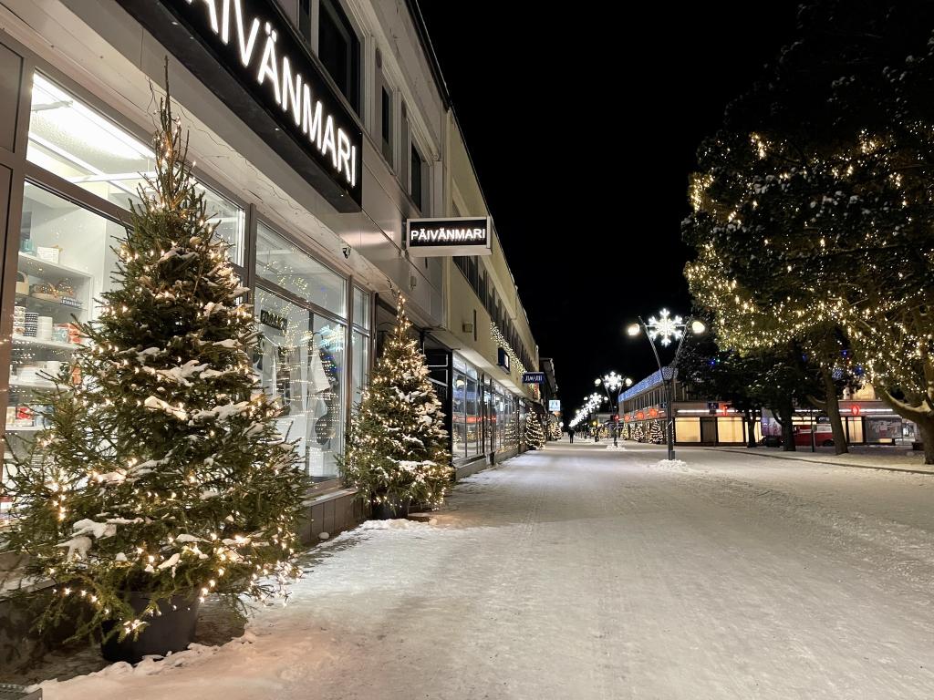 Jouluinen Raahen kävelykatu.